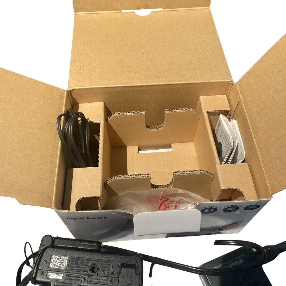 Nikon COOLPIX 5400 5.1MP Digital Camera - Black (battery not Charging)‎